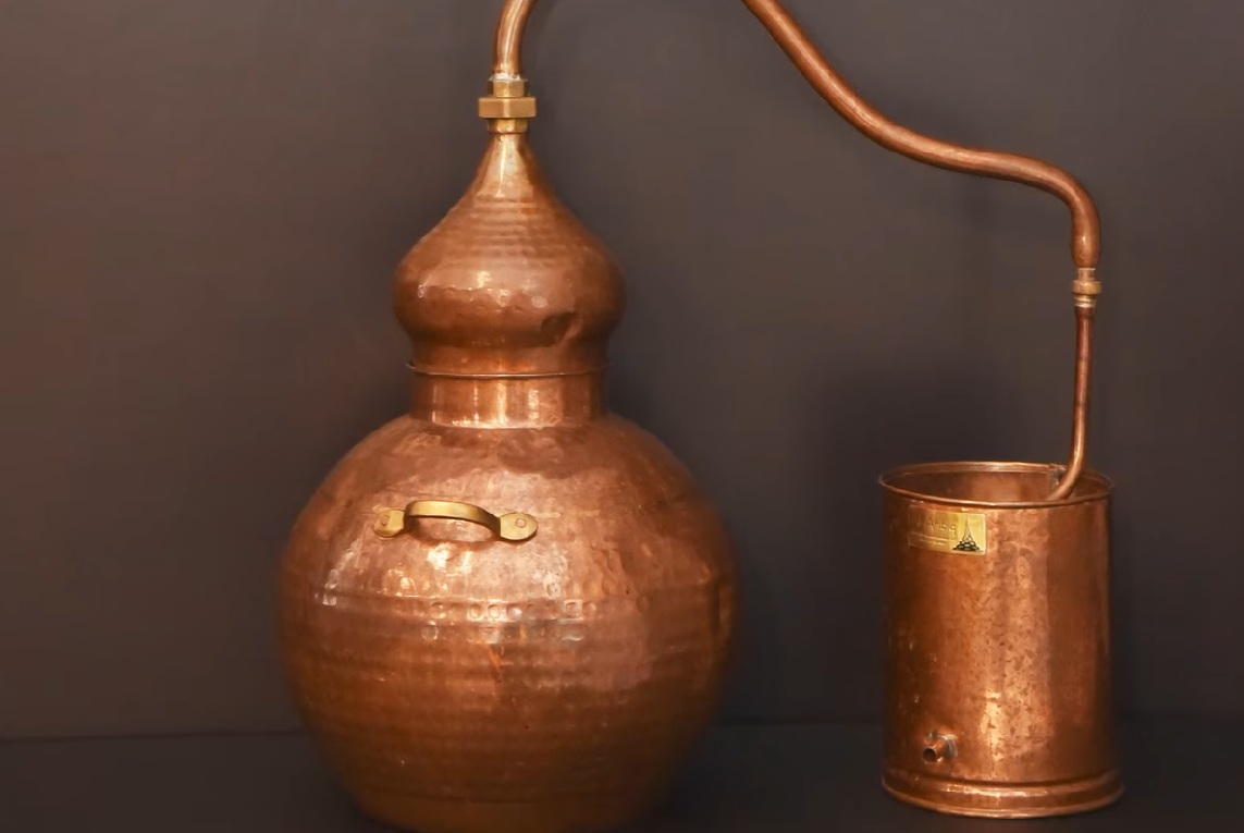 Alambic traditionnel en cuivre martelé