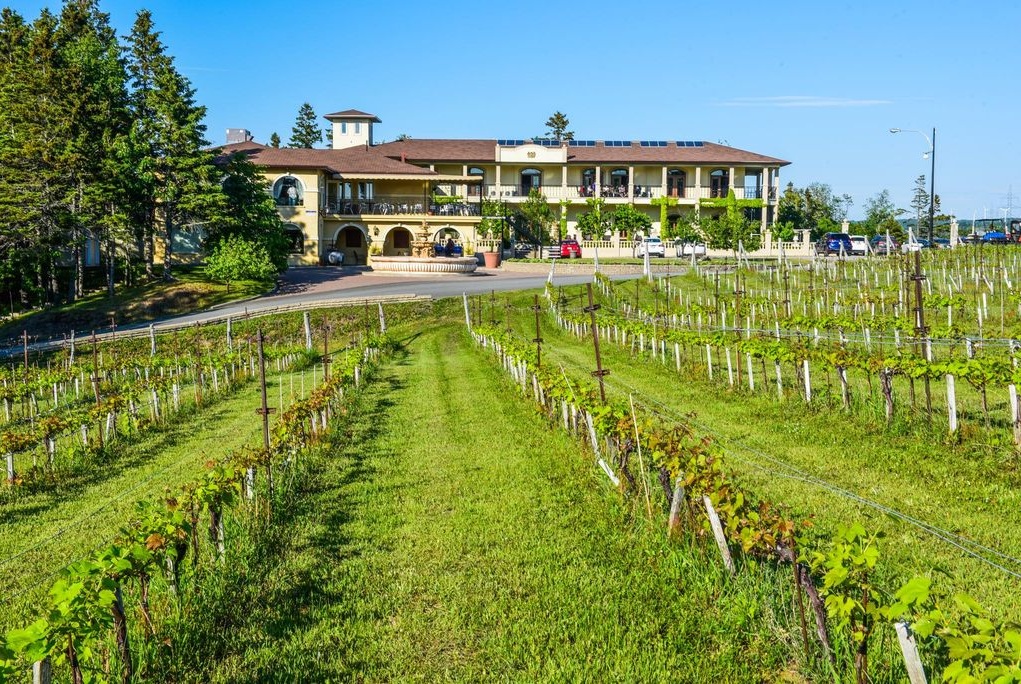 Grand bâtiment à l’architecture d’inspiration méditerranéenne, aux airs de villa italienne
