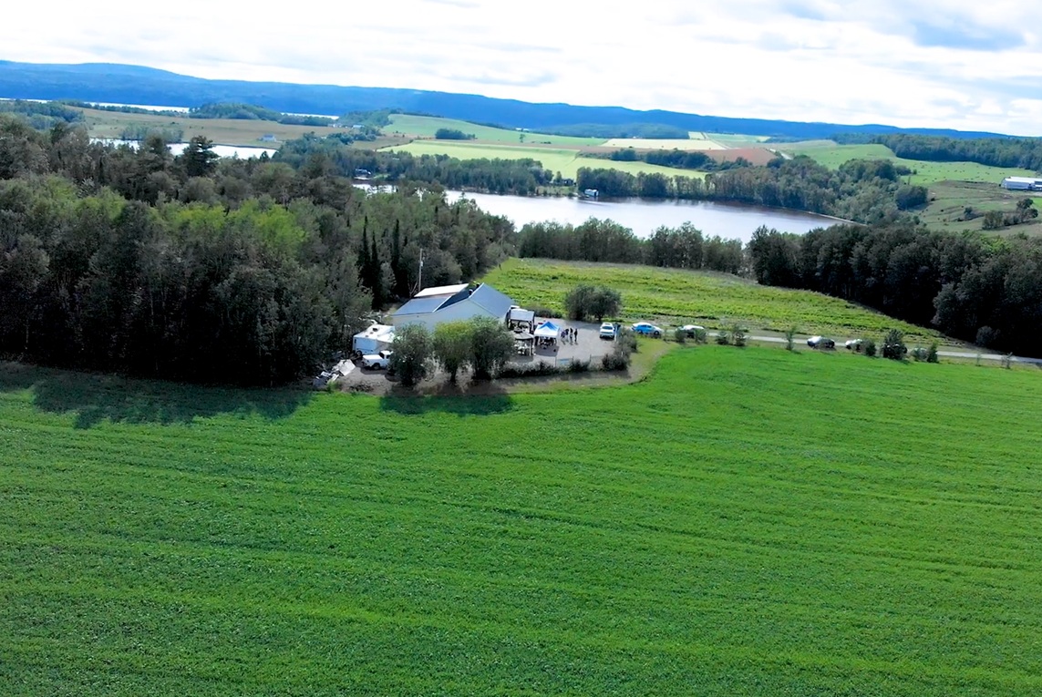 Paysage du Témiscamingue, bâtiments du vignoble, lac et montagnes