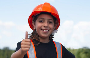 Enfant portant un casque de sécurité